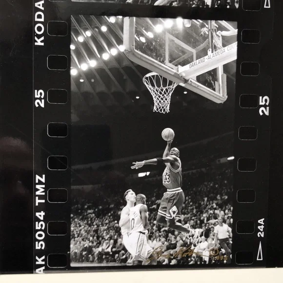 その他 Michael Jordan Blown Up Frame Photos Michael Jordan Signed & Framed 1986-87 Fleer #57 